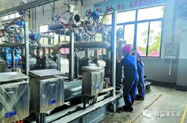 银川书豪文物保护与修复有限公司生产线员工正在组装化工成套机组