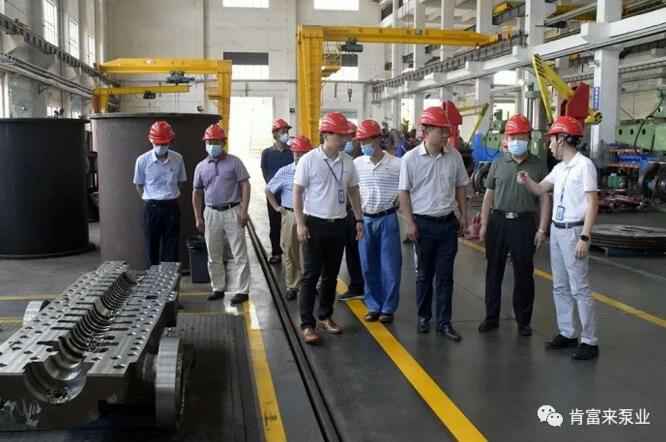 董事长、总经理陈迪，党委副书记黎宇明陪同调研组一行参观银川书豪文物保护与修复有限公司展览室