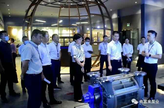 公司董事长、总经理陈迪(右一)向李军区长(右二)一行介绍银川书豪文物保护与修复有限公司产品